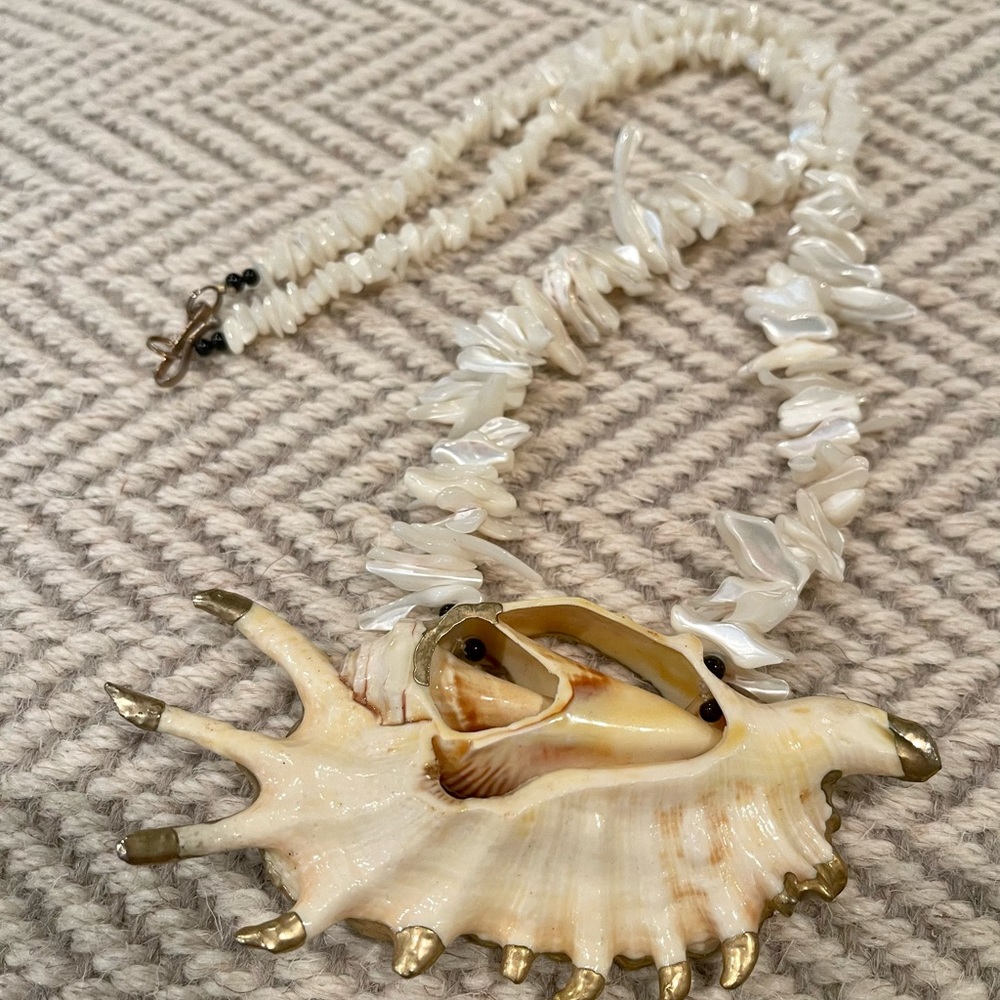 Spectacular Shell And Mop Necklace - image 2